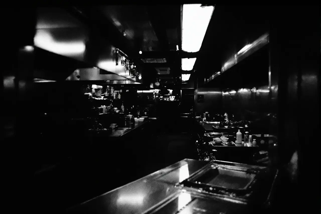 网红餐厅后厨卫生问题曝光，监管部门介入调查